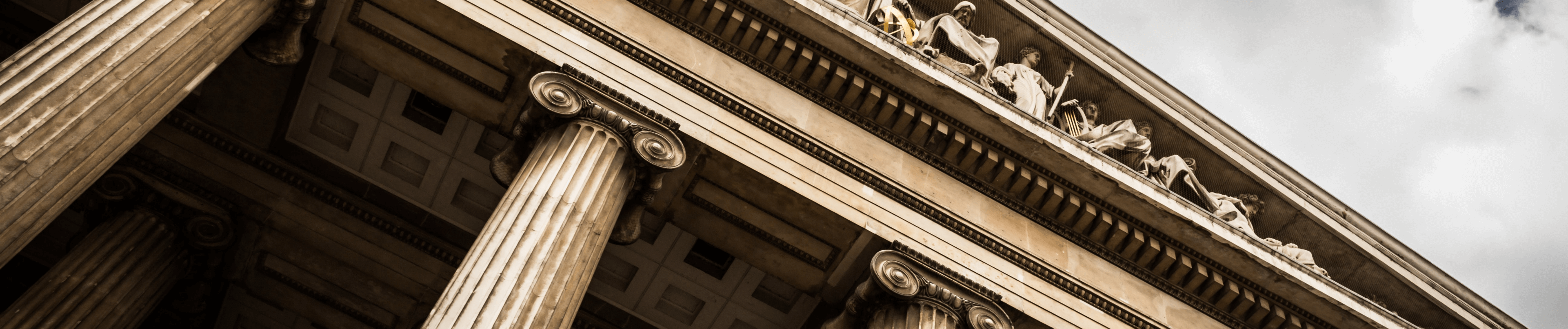 An imposing stone courthouse.